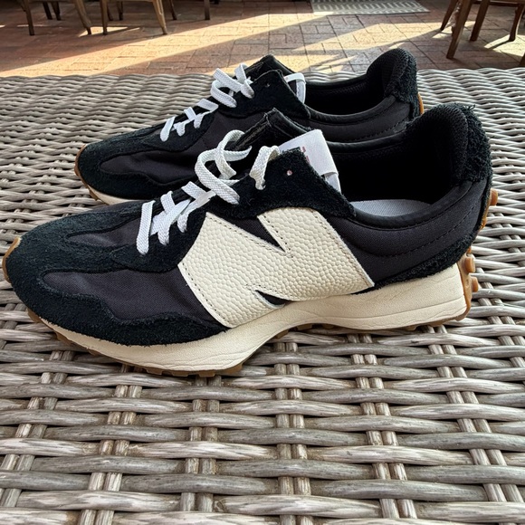 New Balance 327! Like NEW!!!! - Picture 6 of 16